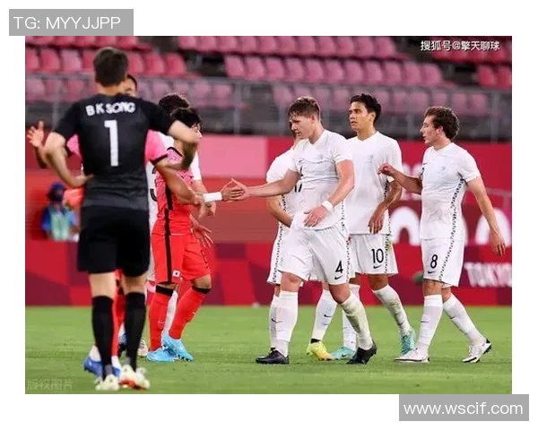 球星在激烈对抗中意外摔倒，镜头捕捉瞬间引发球迷热议